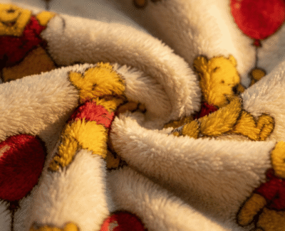 Tüylenmeyen yumuşak dokulu desenli polar kumaş - Winnie the Pooh renkleri