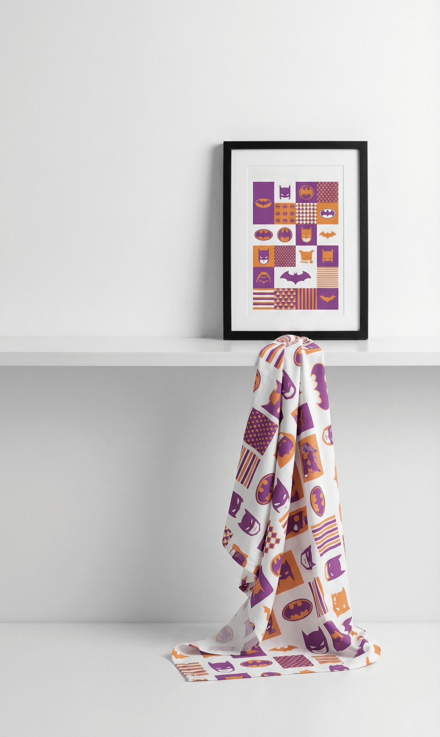 Pix Kumaş özel üretim kataloğu; duvarda asılı retro süper kahraman desenli moodboard tablosu ve raftan sarkan dijital baskılı pamuklu kumaş numunesi